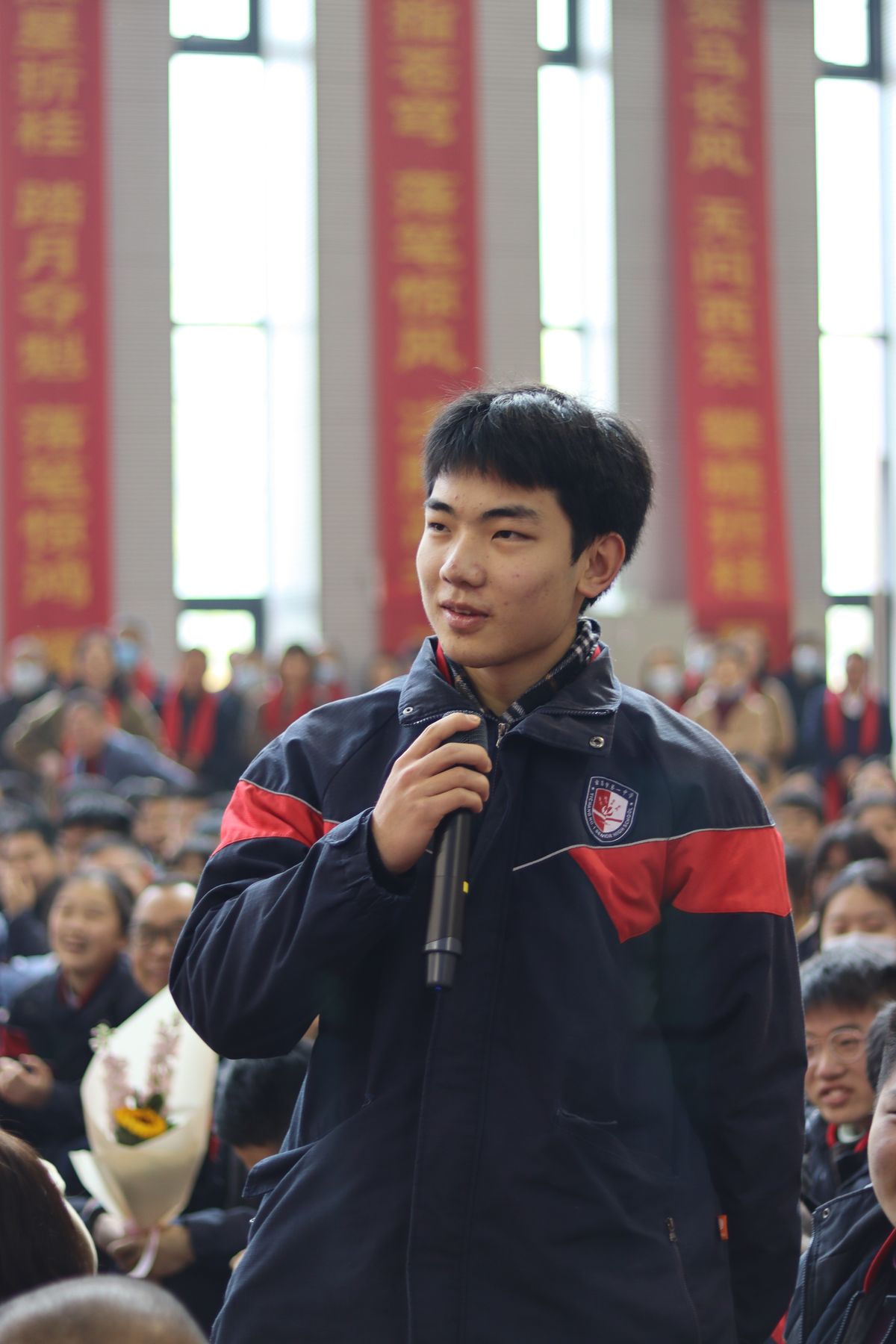 演讲者面向听众发言,作为公众演讲的授权示意照片