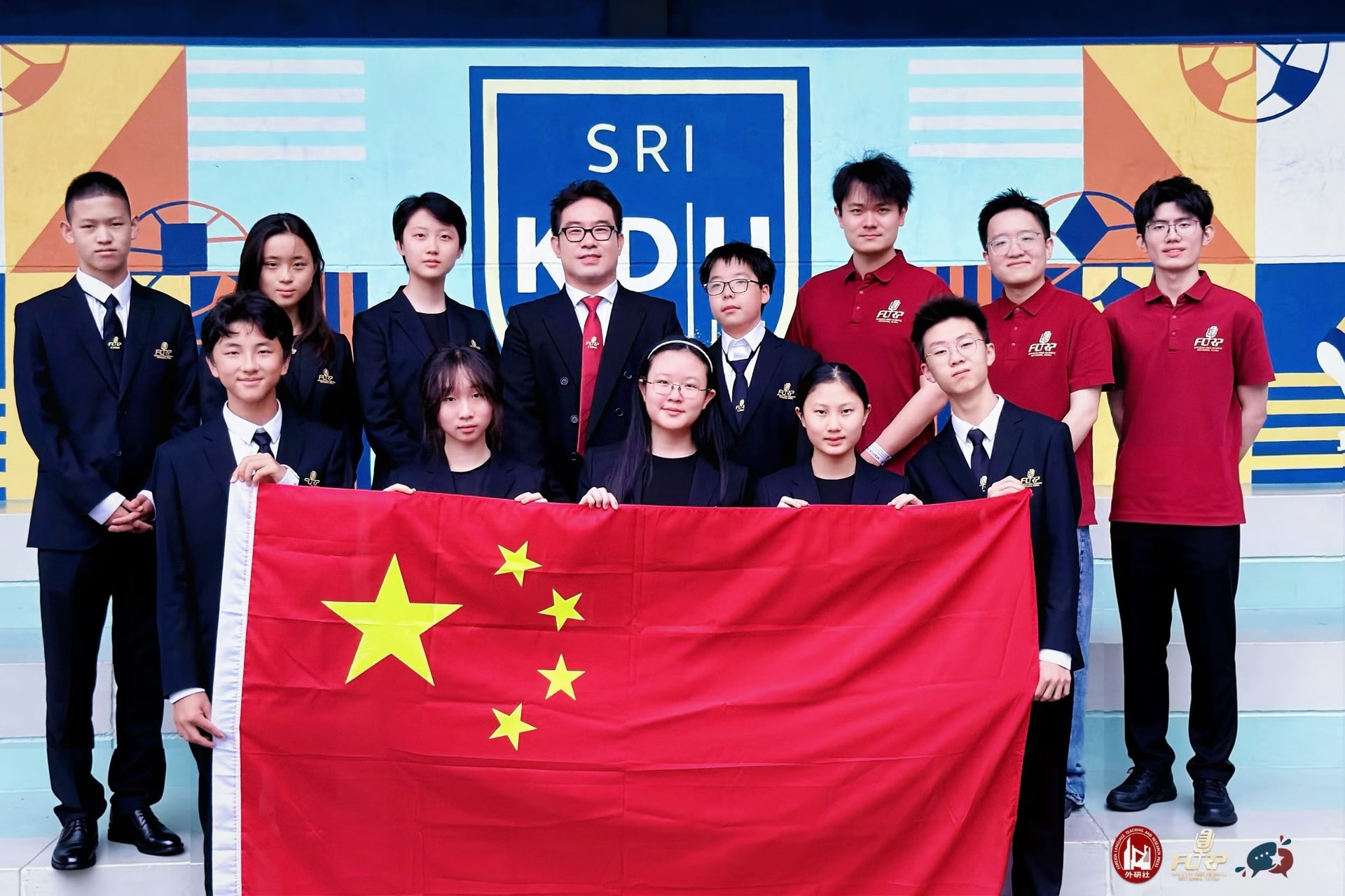 外研社国家队团队合影,前排成员手持中国国旗